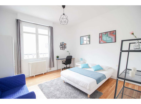 Spacious luminous bedroom  16m² - Apartments