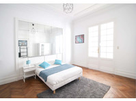 Spacious luminous bedroom  22m² - Apartments