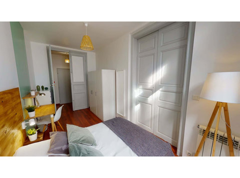 Chambre dans le 36 rue du Faubourg du Courreau - Apartments