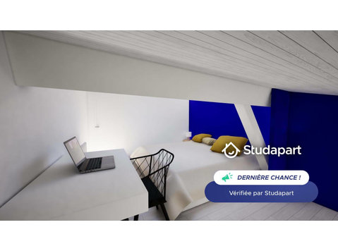 Disponible pour aménager. 

Cet  appartement est situé dans… - À louer