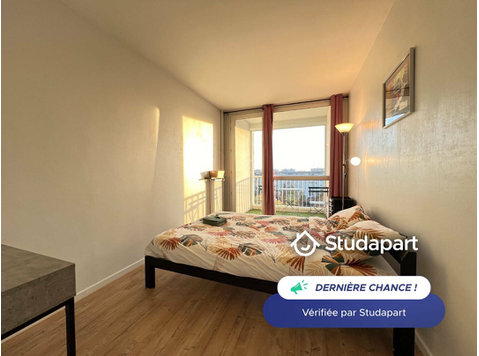 Il est composé de 3 chambres dont une avec le balcon… - À louer