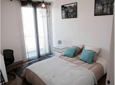 Co-Living: Cozy Furnished Room with Balcony Access - À louer