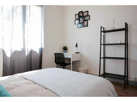 Co-Living : Cozy Furnished Room with Workspace - À louer