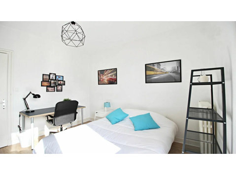 Co-Living: Private 12m² Room with Balcony Access - À louer