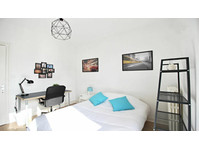 Co-Living: Private 12m² Room with Balcony Access - השכרה