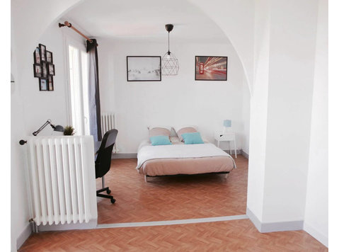 Co-Living : Spacious Furnished 20m² Room with Balcony - À louer