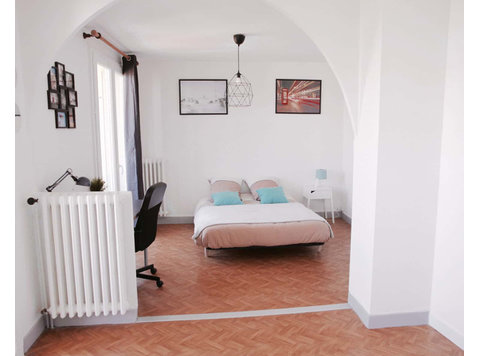 Cosy and bright room  20m² - Apartments