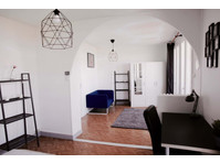 Cosy and bright room  20m² - Apartments