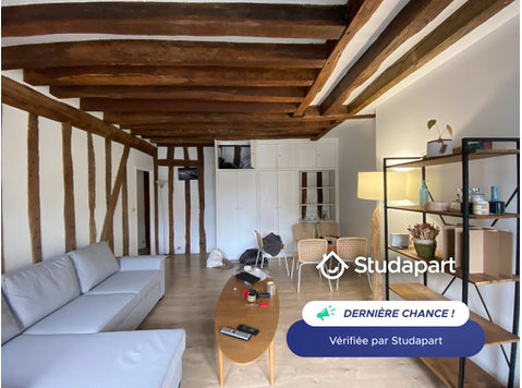 Situé au 90 Rue Saint-Antoine dans le vibrant 4e… - À louer