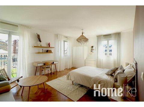 Ruime kamer van 23 m² met eigen balkon te huur in coliving… - Woning delen
