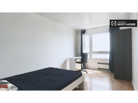 Jasny pokój w apartamencie z 4 sypialniami w dzielnicy… - Do wynajęcia