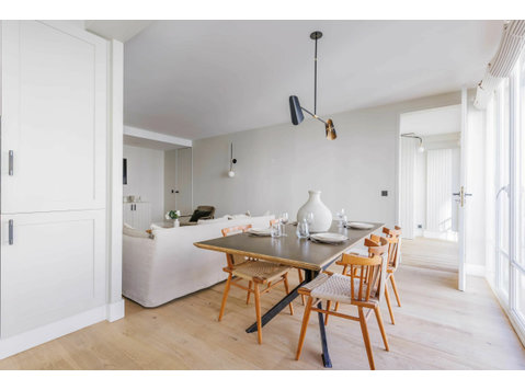 Charming flat in the 8th arrondissement of Paris. Ideal… - Te Huur