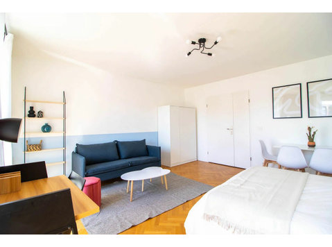 Co-living : Large 23 m² bedroom - Te Huur