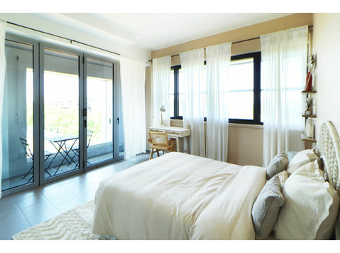 Co-living: bright 10 m² room - השכרה
