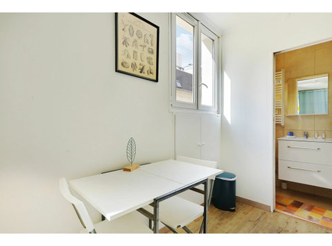 Cosy studio located in the 8th arrondissement of Paris,… - Za iznajmljivanje