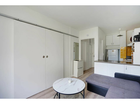 Cozy and Convenient: 29m² Apartment with Elevator - Под Кирија