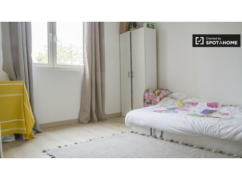 Chambre décorée dans un appartement de 6 chambres à coucher… - À louer