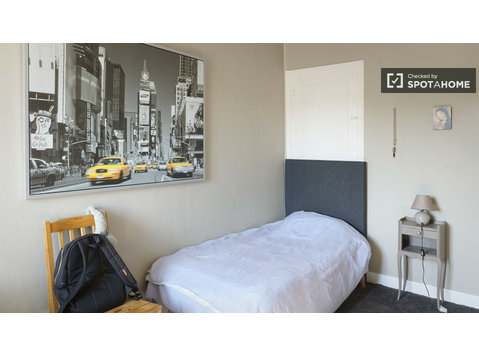 Equipped room in shared apartment in Paris - For Rent