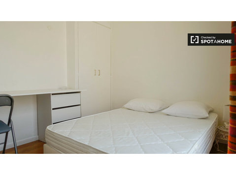 Excelente quarto em apartamento de 3 quartos em Courbevoie,… - Aluguel