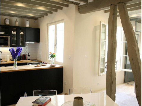Fashionable apartment in the heart of Saint Germain des prés - Te Huur