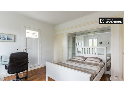 Camera arredata in appartamento con 7 camere da letto a… - In Affitto