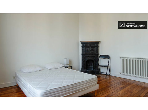 Great room in 3-bedroom apartment in Courbevoie, Paris - For Rent