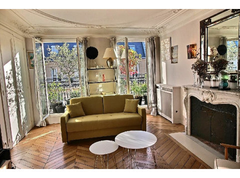 Haussmanian two bedroom flat - perfect for a flat share - For Rent