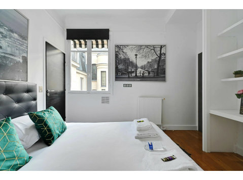 New one-bedroom apartment in a Parisian building in the… - De inchiriat