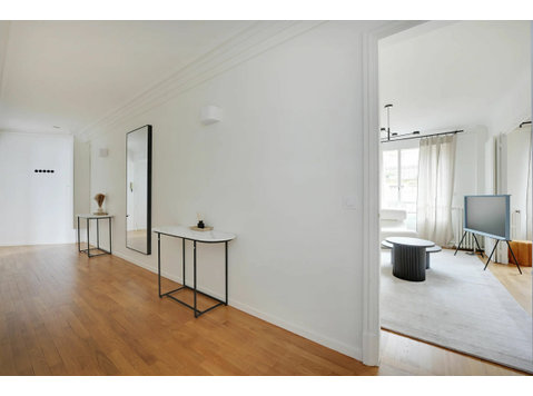Parisian Elegance: Welcome to this Stunning 100m² Apartment… - For Rent