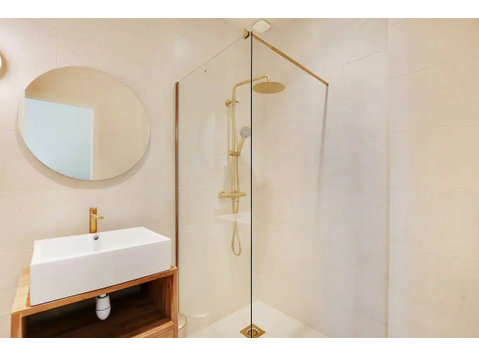 Refined Urban Retreat: 6-Person Comfort - For Rent
