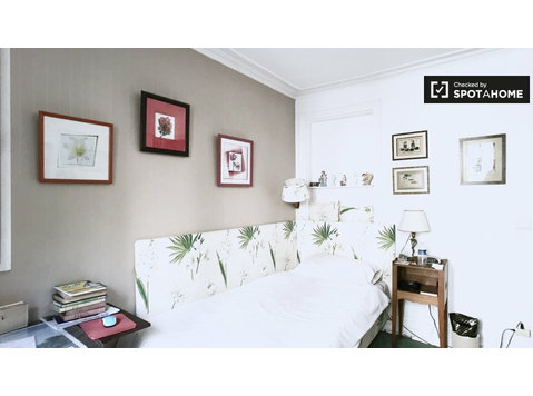 Clichy, Paris'te 2 yatak odalı evde kiralık oda - Kiralık