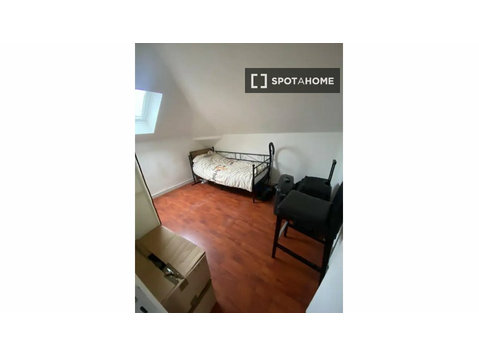 Paris'te 3 yatak odalı dairede kiralık oda - Kiralık
