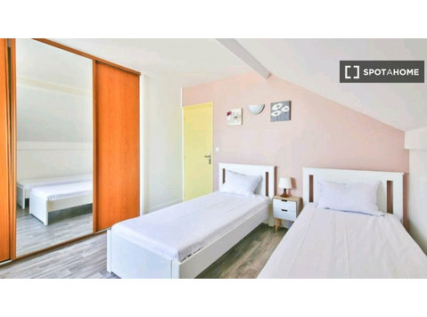 Aluga-se quarto em apartamento de 4 quartos em Paris, Paris - Aluguel