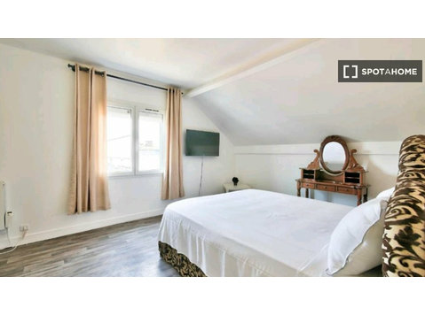 Pokój do wynajęcia w mieszkaniu z 4 sypialniami w Paryżu,… - Do wynajęcia