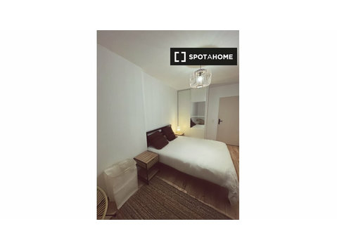 Paris'te 4 yatak odalı dairede kiralık oda - Kiralık