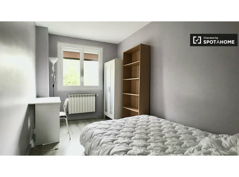 Pokój do wynajęcia w 4-pokojowym mieszkaniu w Saint-Denis w… - Do wynajęcia