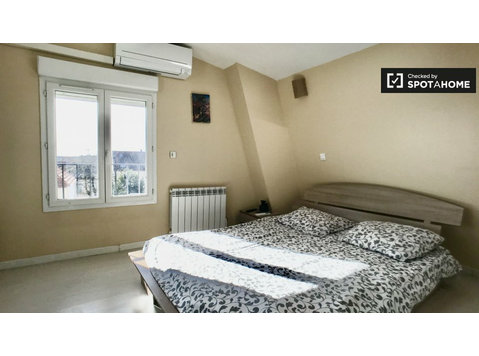 Pokój do wynajęcia w domu z 4 sypialniami w Choisy-Le-Roi - Do wynajęcia