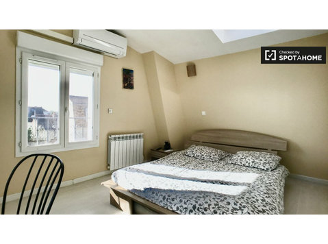 Stanza in affitto in casa con 4 camere da letto a… - In Affitto