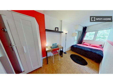 Aluga-se quarto num apartamento de 5 quartos em… - Aluguel