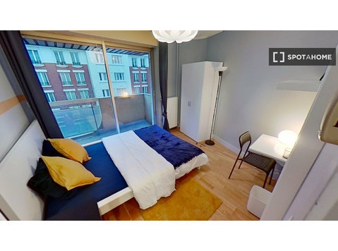 Zimmer zu vermieten in 5-Zimmer-Wohnung in Paris - Zu Vermieten