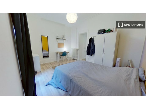 Paris'te 5 yatak odalı dairede kiralık oda - Kiralık