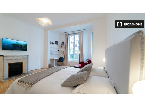 Paris, Paris'te 5 yatak odalı evde kiralık oda - Kiralık