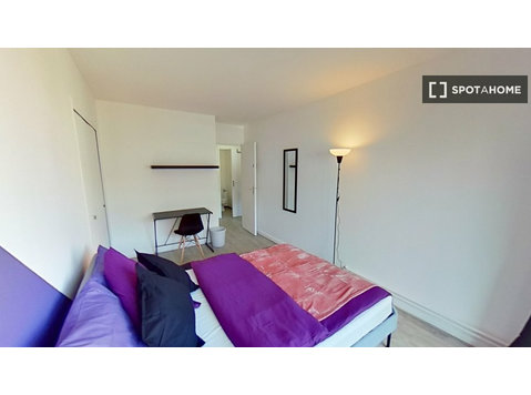 Paris'te 6 yatak odalı dairede kiralık oda - Kiralık