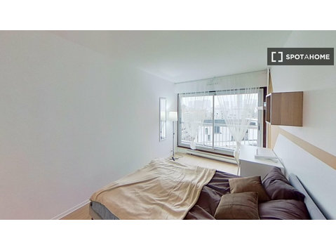 Chambre à louer dans un appartement de 7 chambres à Paris - À louer