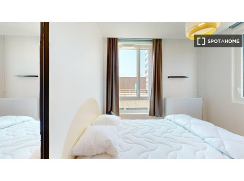 Chambre dans un appartement partagé de 14 chambres à louer… - À louer