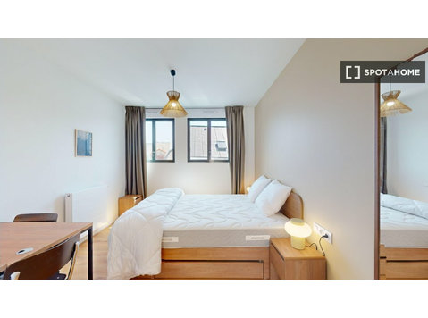 Room in a shared 24-bedroom flat for rent in Suresnes - For Rent