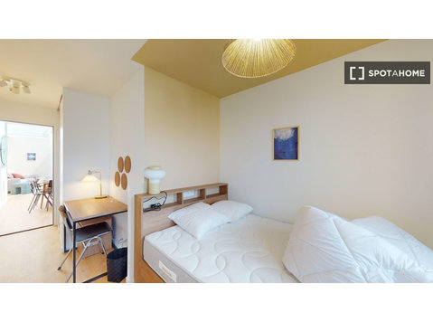 Room in a shared 24-bedroom flat for rent in Suresnes - For Rent