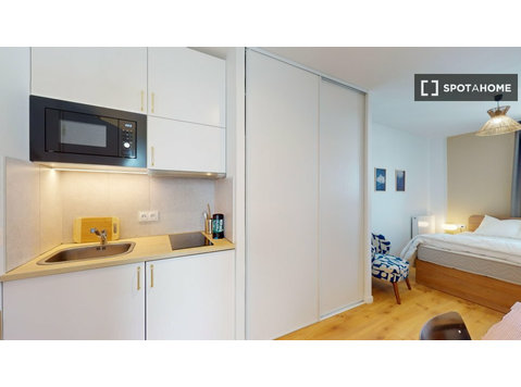 Room in a shared 24-bedroom flat for rent in Suresnes - For Rent