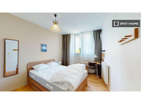 Room in a shared 24-bedroom flat for rent in Suresnes - For Rent
