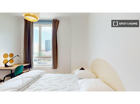 Chambre dans un appartement partagé de 14 lits dans le… - À louer